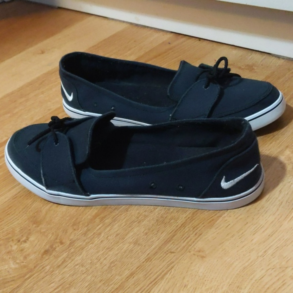 LNC RARE VINTAGE‼️ Nike Navy Blue and White Tie-Up Flats, size 9.5 US LIKE NEW!